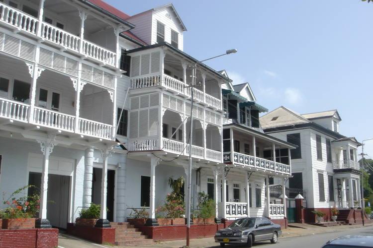 Faire connaitre avec Paramaribo, une capitale du Suriname proposant le riche du tourisme